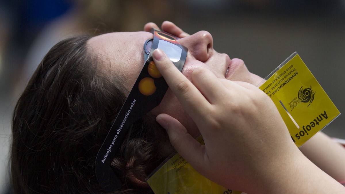 Eclipse solar 2023: lentes para ver el eclipse: qué requisitos deben cumplir y cómo usarlos