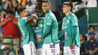 Jugadores del equipo de futbol León celebran un triunfo en la Liga MX
