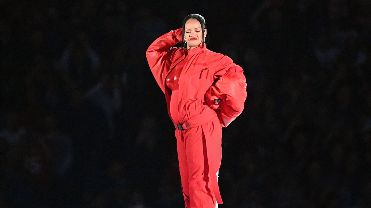 Loewe pone a la venta el jumpsuit rojo que usó Rihanna en el medio tiempo del Super Bowl