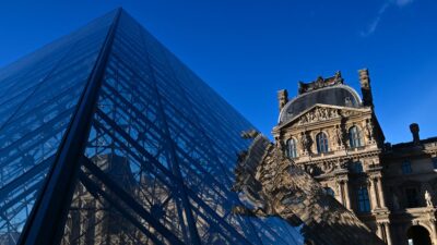 Louvre: cierran museo por seguridad y desalojan Palacio de Versalles