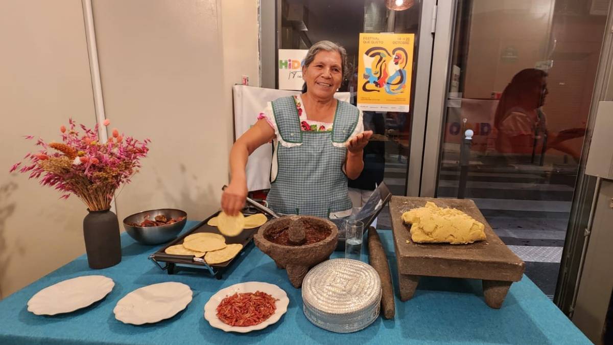 ¡Y arriba Hidalgo! Luisa Anaya del Valle del Mezquital conquista paladares en Francia con guiso de cocina tradicional