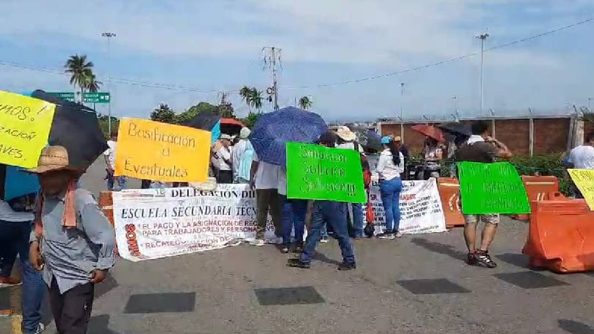 Maestros del SNTE bloquean el puerto de Lázaro Cárdenas