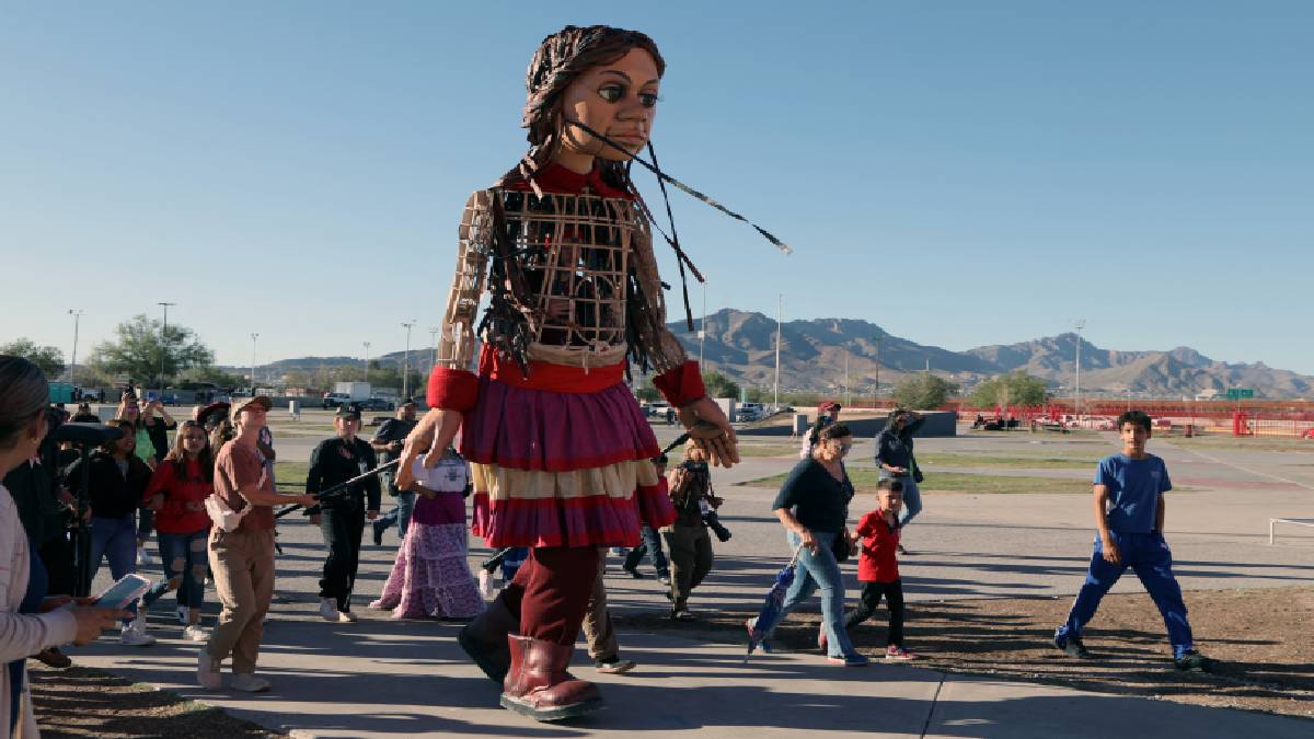 Video: Marioneta gigante de la pequeña Amal recorre frontera entre México y EU; esto busca