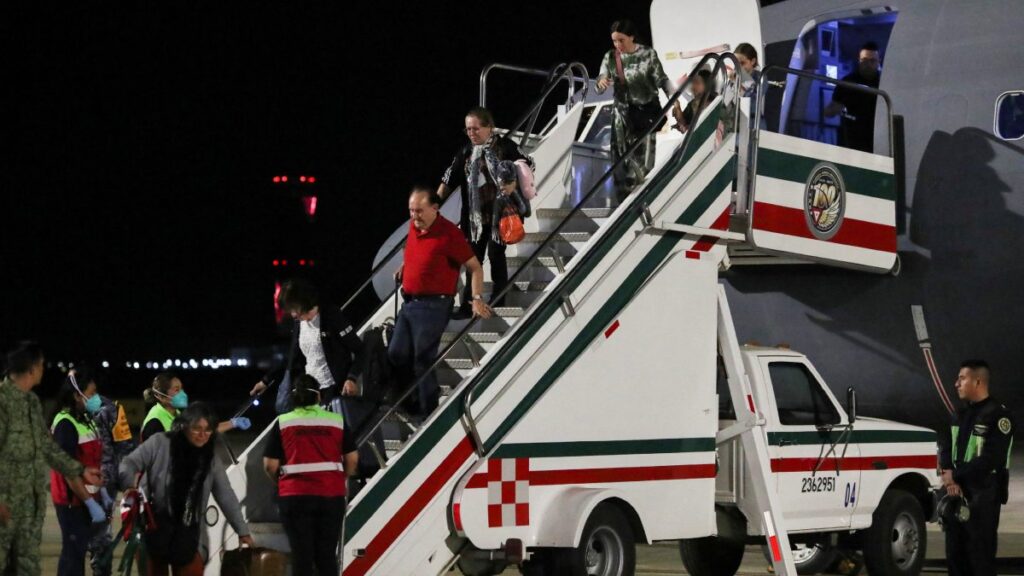 Gente proveniente de Israel bajando de un avión de la Fuera Aérea Mexicana