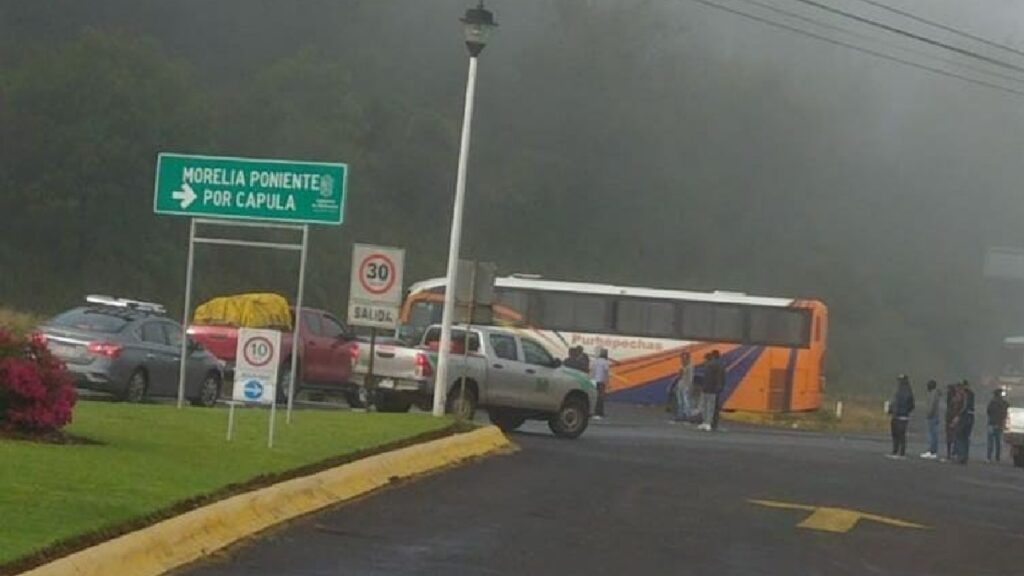 Michoacán: normalistas secuestran vehículos en carretera por segundo día