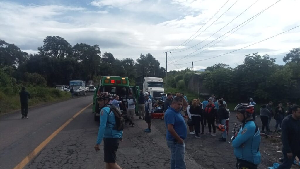 Ciclistas peregrinos en carretera de Michoacán