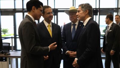 Funcionarios de México y Estados Unidos dialogan en aeropuerto