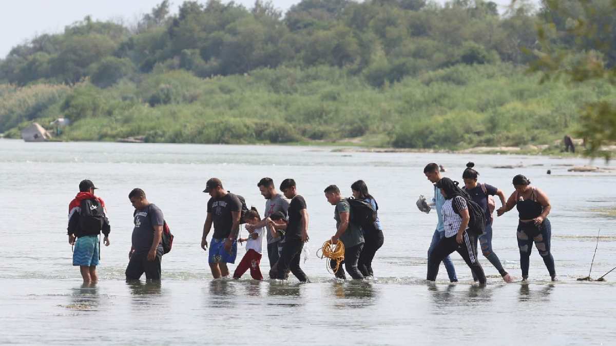 Migrantes cruzan de Matamoros a Brownsville de forma masiva