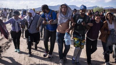 Migrantes caminan rumbo a la frontera de México con Estados Unidos.