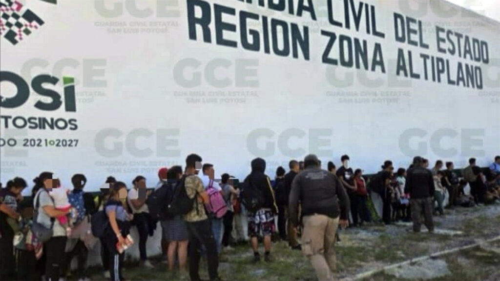 Rescatan en San Luis Potosí a 98 migrantes hacinados en tráiler