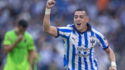 Jugador del Monterrey festeja un gol en partido de la Liga MX ante Juárez
