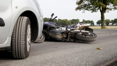 Tragedia doble: motociclista a exceso de velocidad choca contra coche y ¡lo remata tráiler!