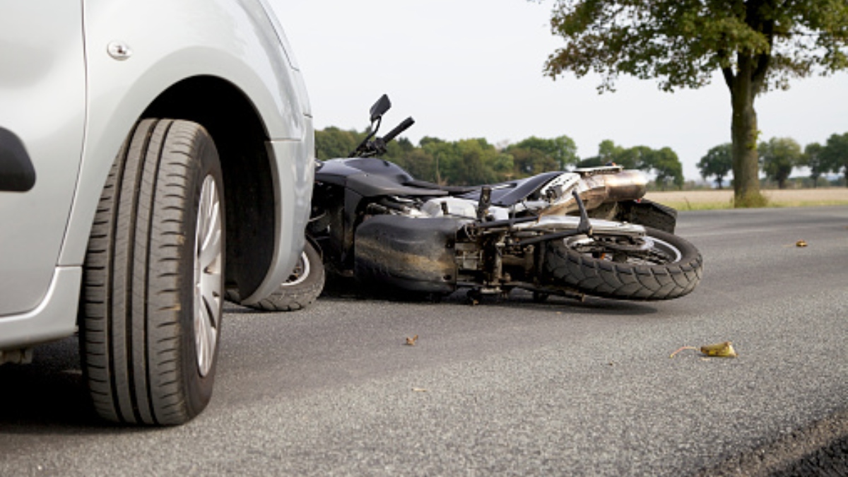 Tragedia doble: motociclista a exceso de velocidad choca contra coche y después ¡lo embiste tráiler!