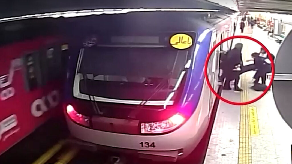 Muere adolescente que habría sido agredida por policía en metro de Irán