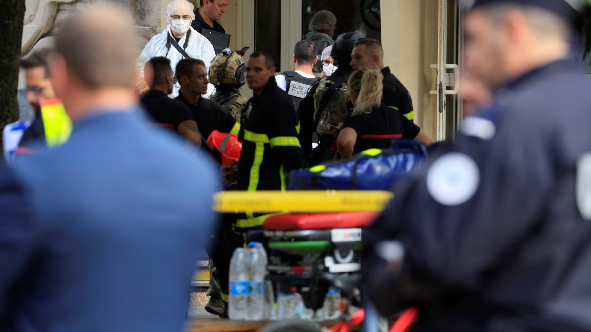 Sujeto mata a cuchilladas a profesor y hiere a dos más en Francia; investigan el ataque como “terrorista”