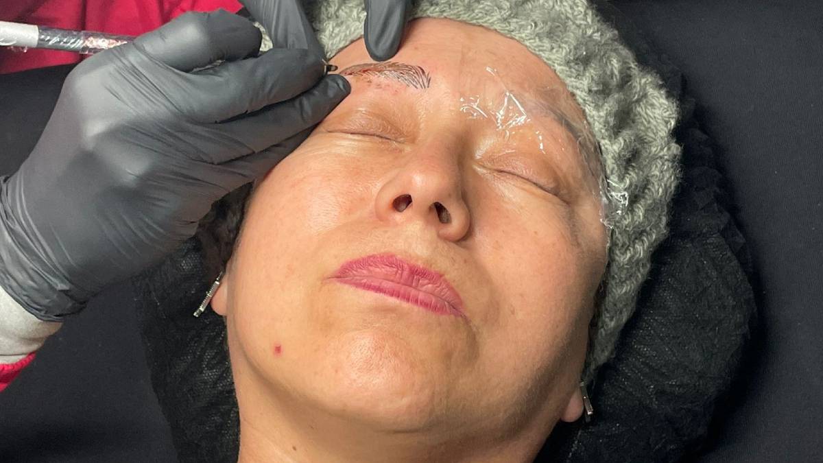 A cambio de una sonrisa, Gabriela tatúa cejas a mujeres sobrevivientes de cáncer en Edomex
