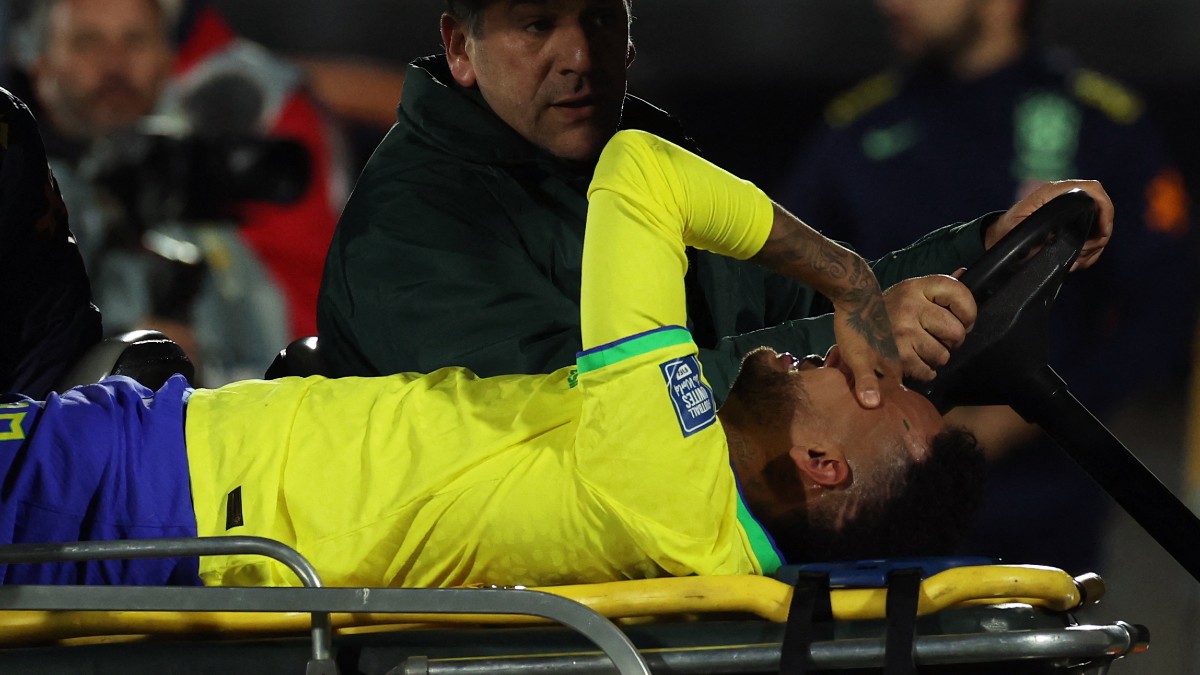 Neymar sufre lesión en rodilla, sale en muletas del estadio