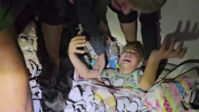 ¡Milagroso rescate! Así salvaron a niños de los escombros tras ataque aéreo de Israel en Gaza