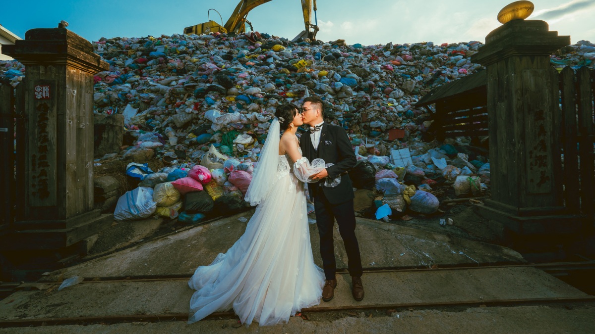 ¡Boda ecológica! Novios muestran la realidad y posan frente a 40 mil toneladas de basura en Taiwán