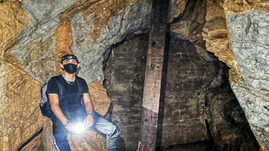 en-nuevo-leon-youtuber-descubre- antigua-cueva-en-presa-la-boca