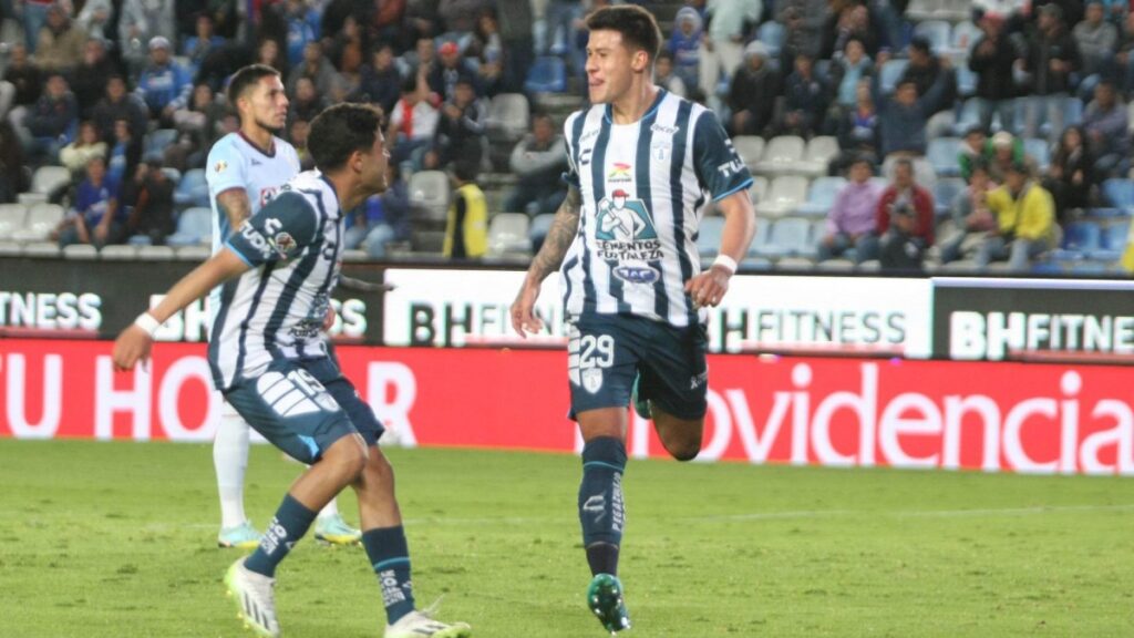 Jugadores del Pachuca celebran un gol en la Liga MX