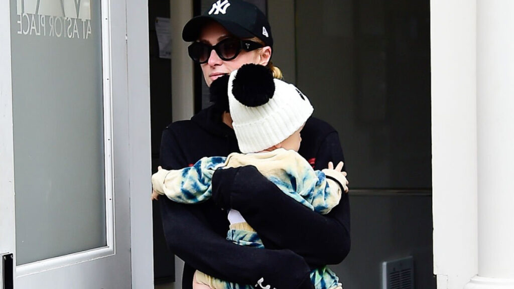 Paris Hilton defiende a su bebé: "Mi hijo está sano, ustedes están enfermos"