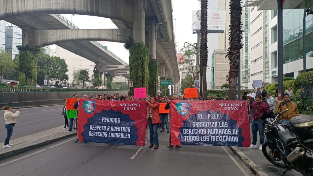 Trabajadores del Poder Judicial de la Federación bloquean la lateral de Periférico Sur con dirección a Barranca del Muerto a la altura de Las Flores, piden que no desaparecer sus fideicomisos.