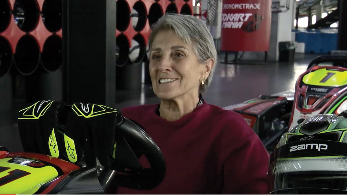 A sus 71 años, ella impone récords en el kartódromo