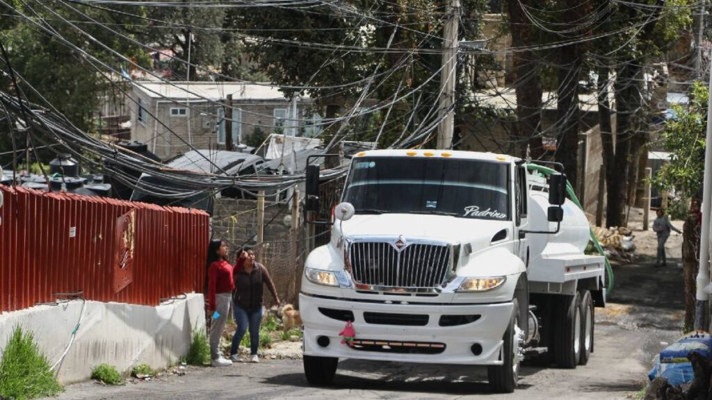 Pipas ilegales con tomas clandestinas de agua en Ajusco