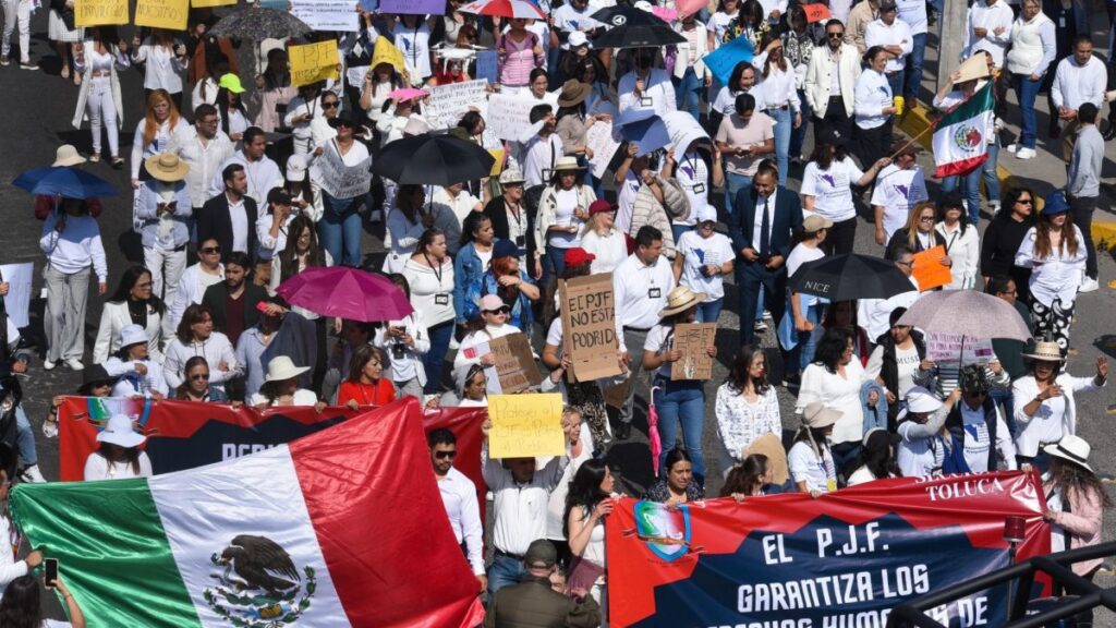 Manifestación de integrantes del sindicato del Poder Judicial de la Federación en Toluca