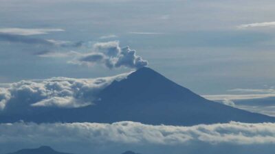 tras eclipse, Popocatépetl aumenta actividad y lanza fumarola