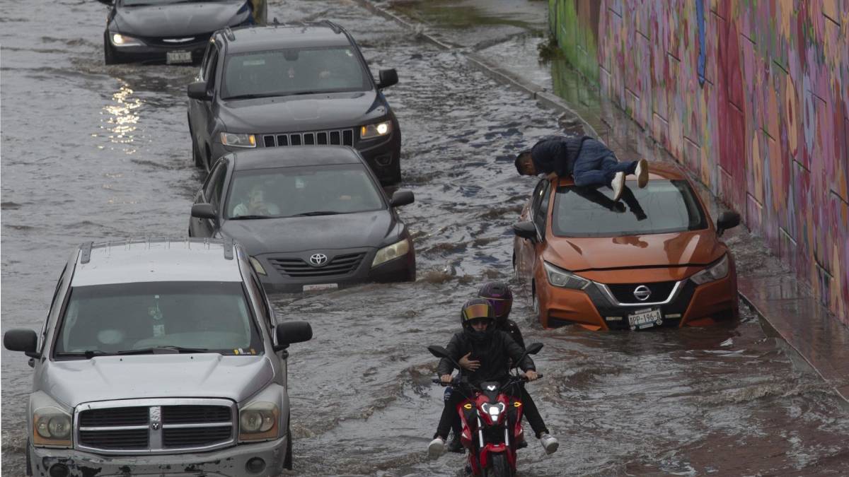 Lluvias en México-Pachuca provocan inundaciones y caos vial