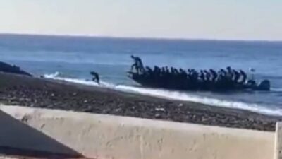 videos-muestran-a-900-migrantes-llegando-en-embarcaciones-a-islas-canarias