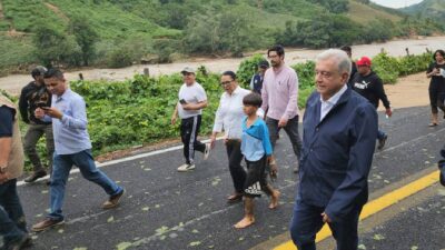 amlo-opta-por-caminar-hacia-el-puerto-de-acapulco-sobre-la-carretera-federal-mexico-acapulco