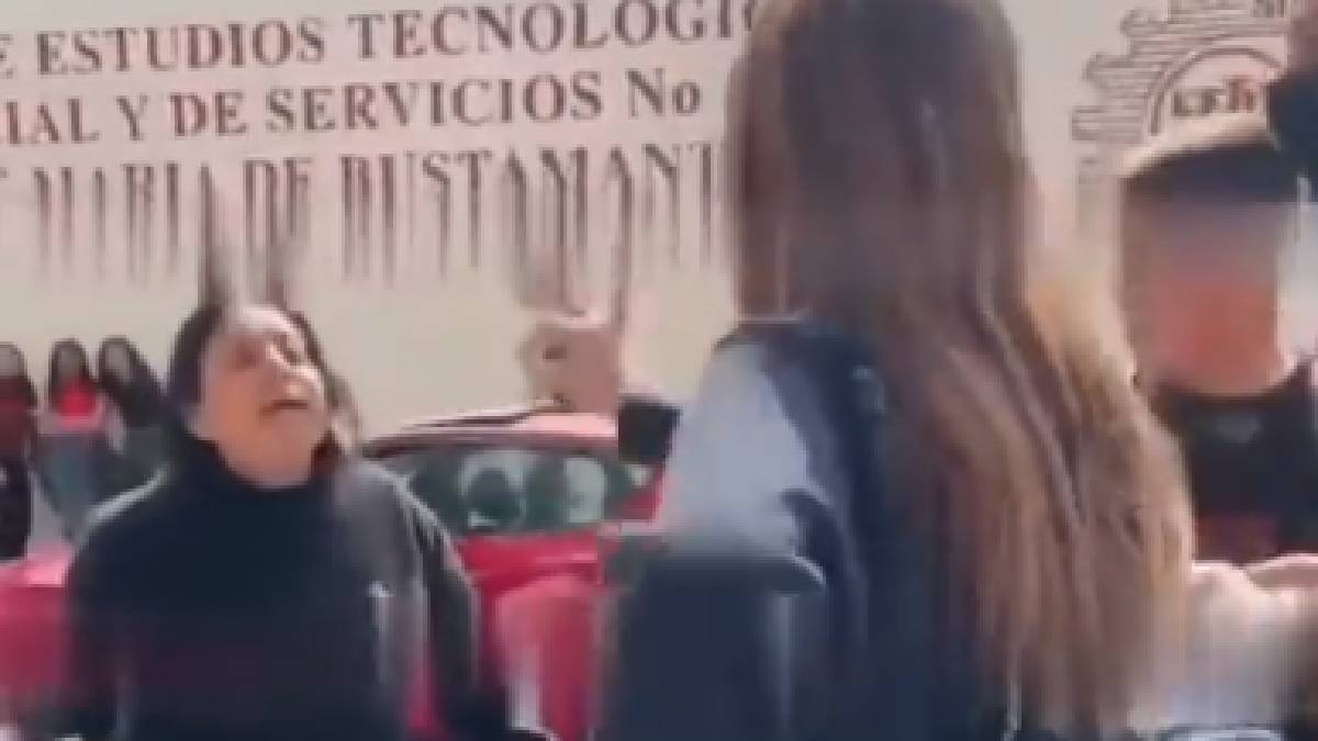 Una pelea más: mujer insulta y golpea a alumnas del CETIS 33 en CDMX