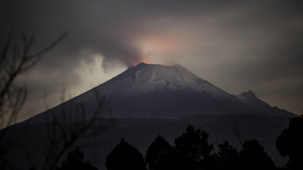 video-tormenta-electrica-crea-espectaculo-de-luces-sobre-el-volcan-popocatepetl