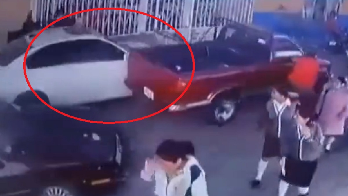 Dramático video: conductor embiste a personas afuera de secundaria en Puebla
