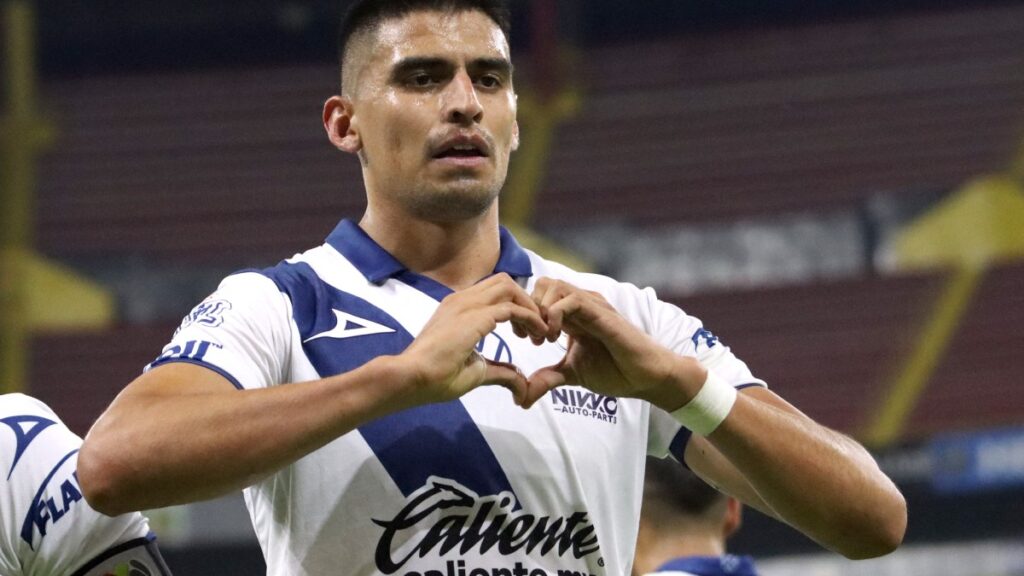 Jugador del Puebla festeja el triunfo de su equipo en partido de la Liga MX