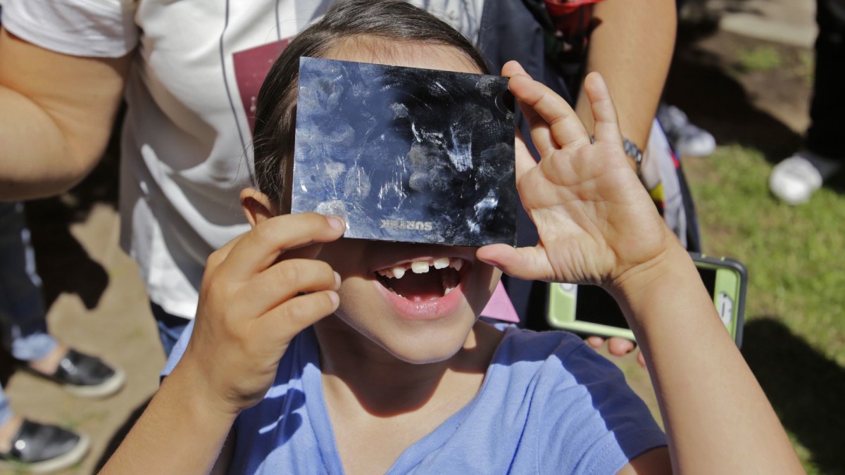 ¿Si ves un eclipse solar directamente y sin protección podría dejarte ciego?