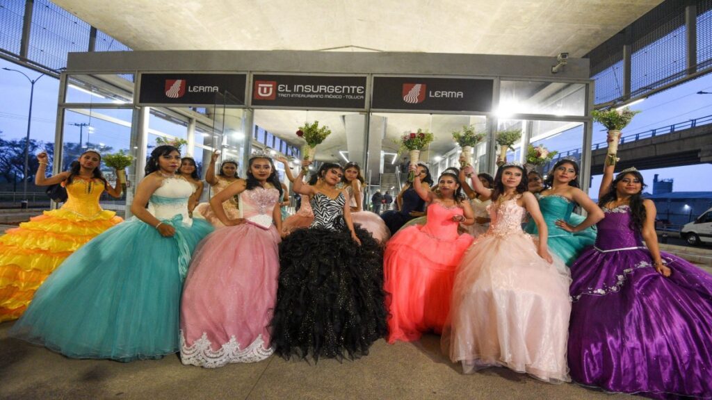 Quinceaneras En El Tren Interurbano