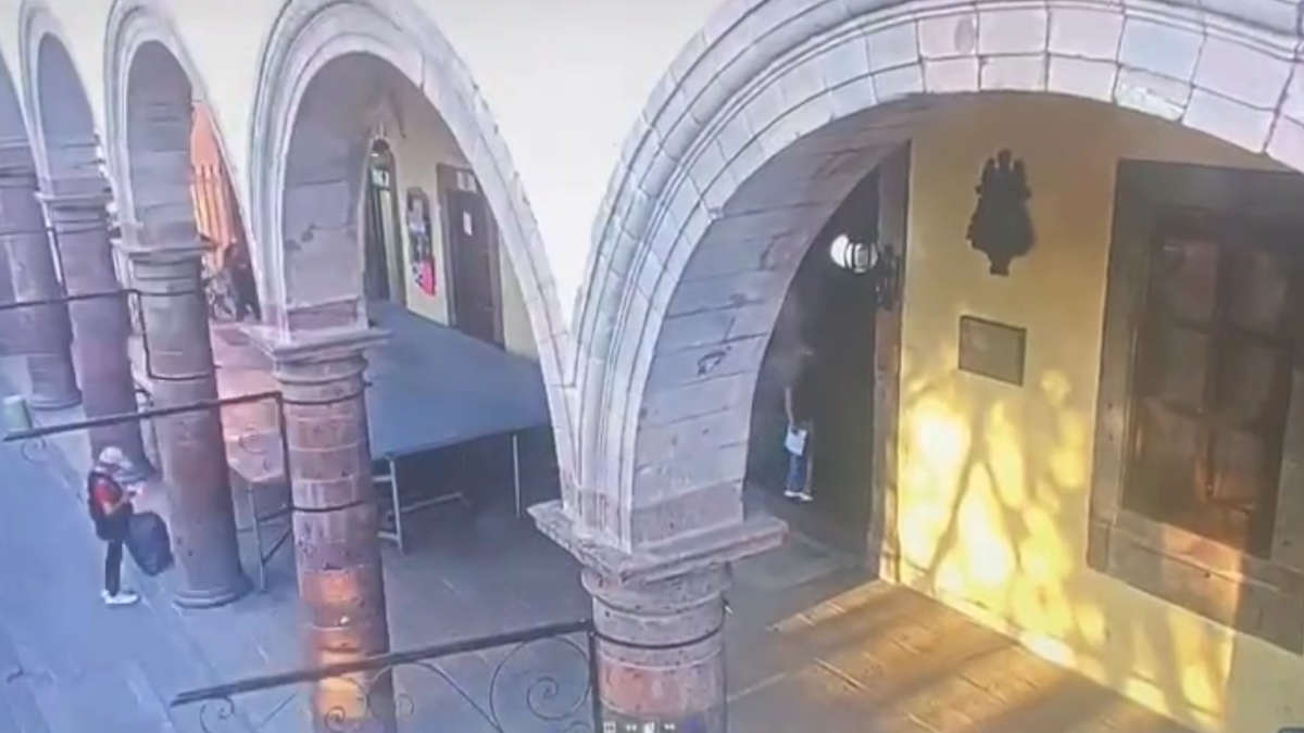 Fuerte video: cae regidor desde balcón del Palacio Municipal de Salvatierra, Guanajuato