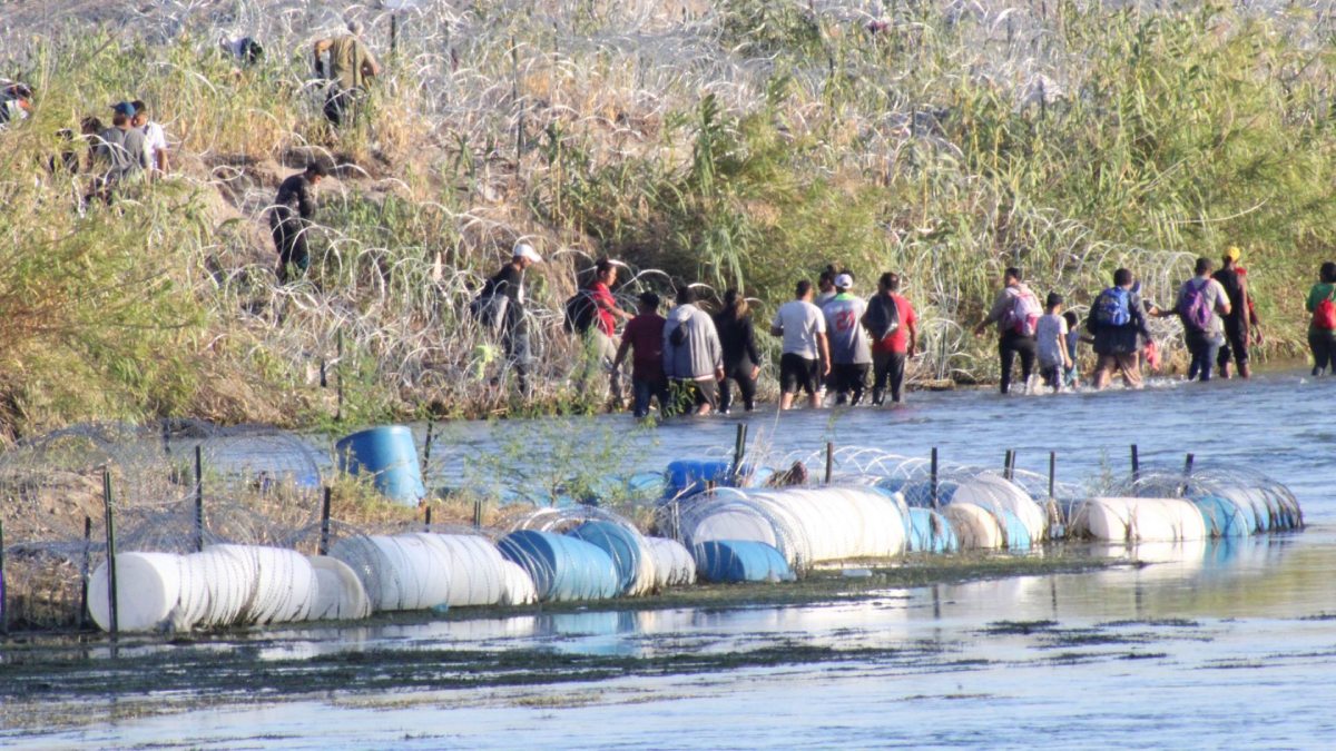 Autoridades impiden que migrantes se instalen en las inmediaciones del Río Bravo