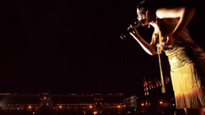 Rita Guerrero, vocalista de Santa Sabina, cantando en un concierto en el Zócalo de la Ciudad de México