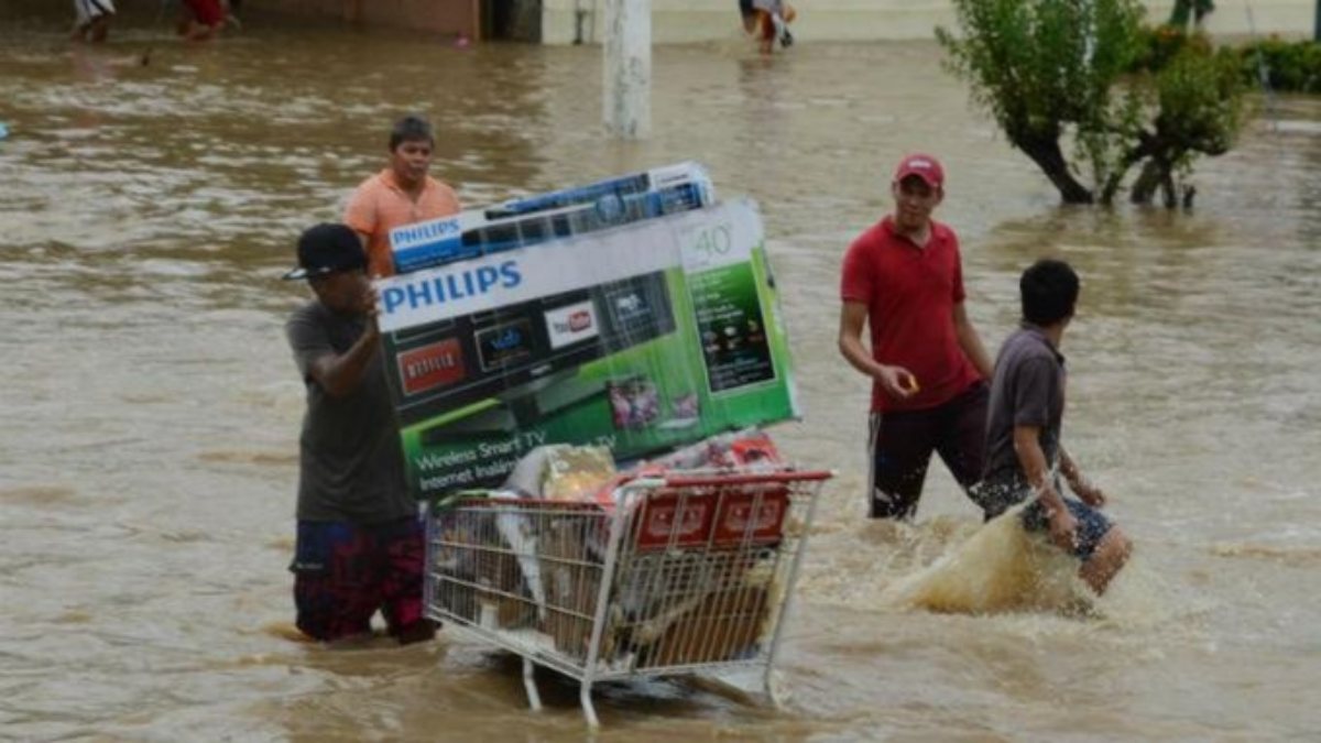 Saqueo y rapiña en Acapulco tras paso de huracán Otis: imágenes en centros comerciales y departamentos