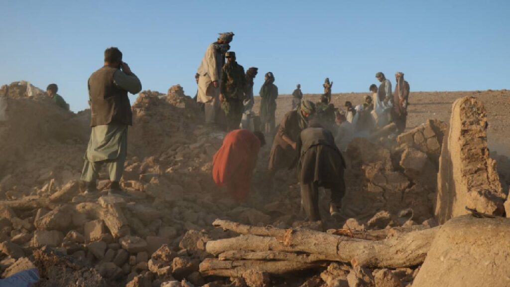Sismo en Afganistán deja más de mil muertos