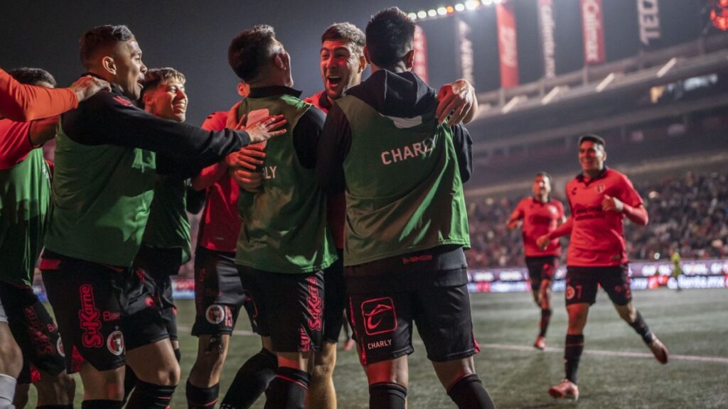 Jugadores de Tijuana festejan un triunfo en el estadio Caliente
