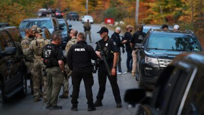 Policías de Estados Unidos en una carretera buscando al autor de un tiroteo que dejó muertos en Maine, Estados Unidos