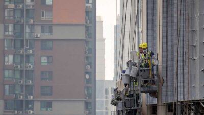 Obreros quedan colgando a más de 140 metros tras el colapso de un andamio en una construcción en Sao Paulo, Brasil.