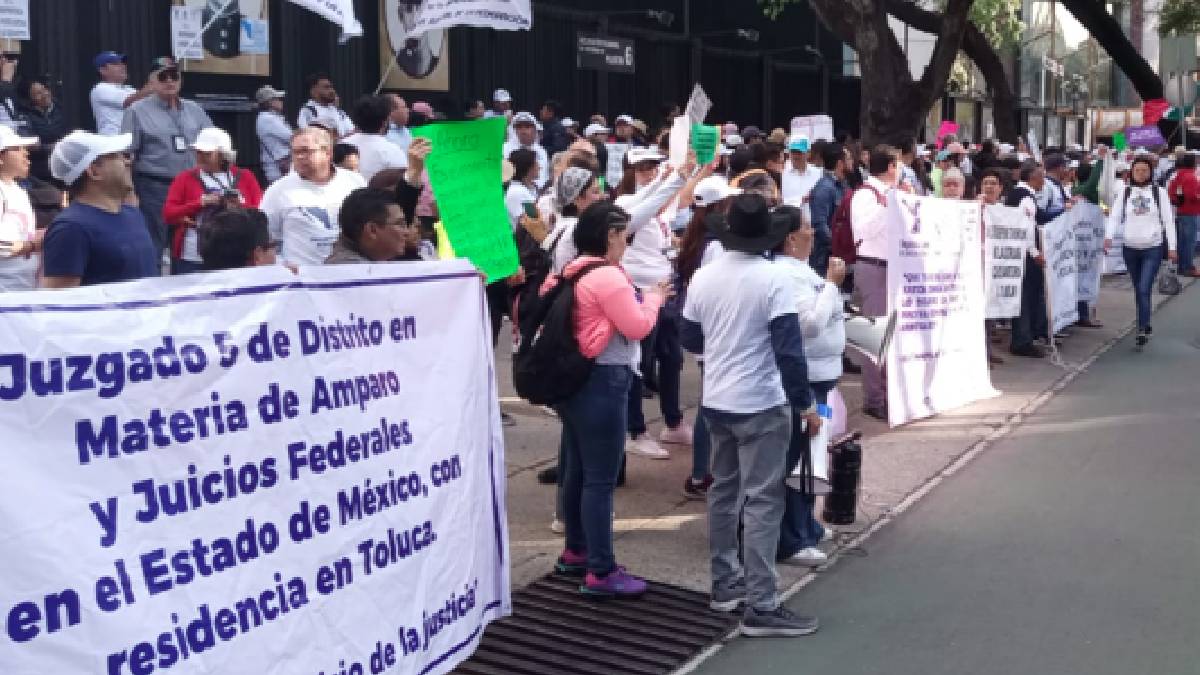 Trabajadores del Poder Judicial protestan afuera del Senado de la República