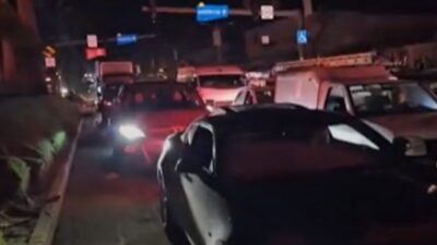 Automóviles parados en el tráfico en una avenida de Acapulco